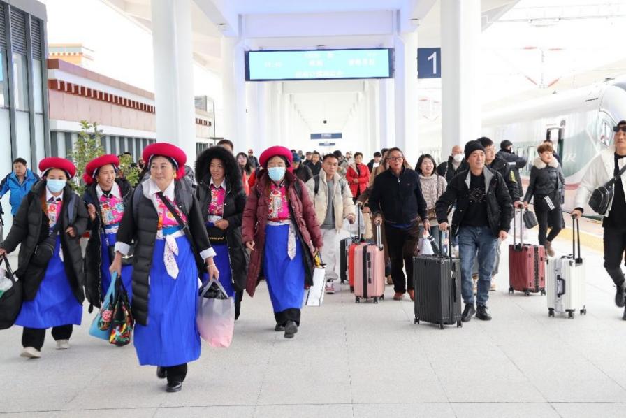 丽香铁路开通满月,累计发送旅客超18万人次。受访方供图